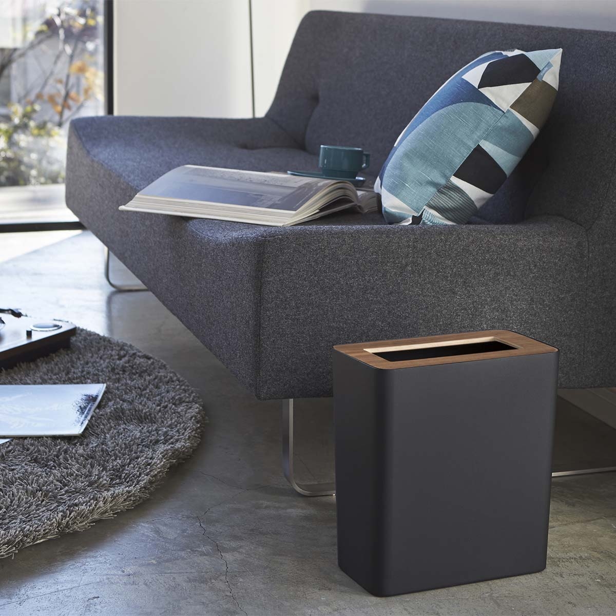 Yamazaki Home Papierkorb klein 30cm modern klein schmal mit trickreicher Holzabdeckung schwarz 28x30x15cm Image