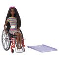 Barbie GRB94 - Fashionistas Puppe mit Rollstuhl und gekräuselten braunen Haaren, Kleid mit Regenbogenstreifen, weiße Sneaker, Sonnenbrille und Gürteltasche, Spielzeug für Kinder von 3 bis 8 Jahren
