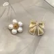 Broche mignonne de noeud de perle petit chandail décoration exquise de perle broches épingle