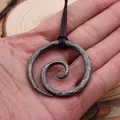 Pendentif en spirale Viking en fer forgé à la main collier en cuir réglable arbre sombre