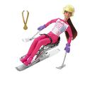 Barbie HCN33 - Wintersport Paraskifahrerin-Puppe, brünett (30 cm) mit Hemd, Hose, Helm, Handschuhen, Krückenski, Sitzski & Trophäe, tolles Spielzeug Geschenk für Kinder ab 3 Jahren