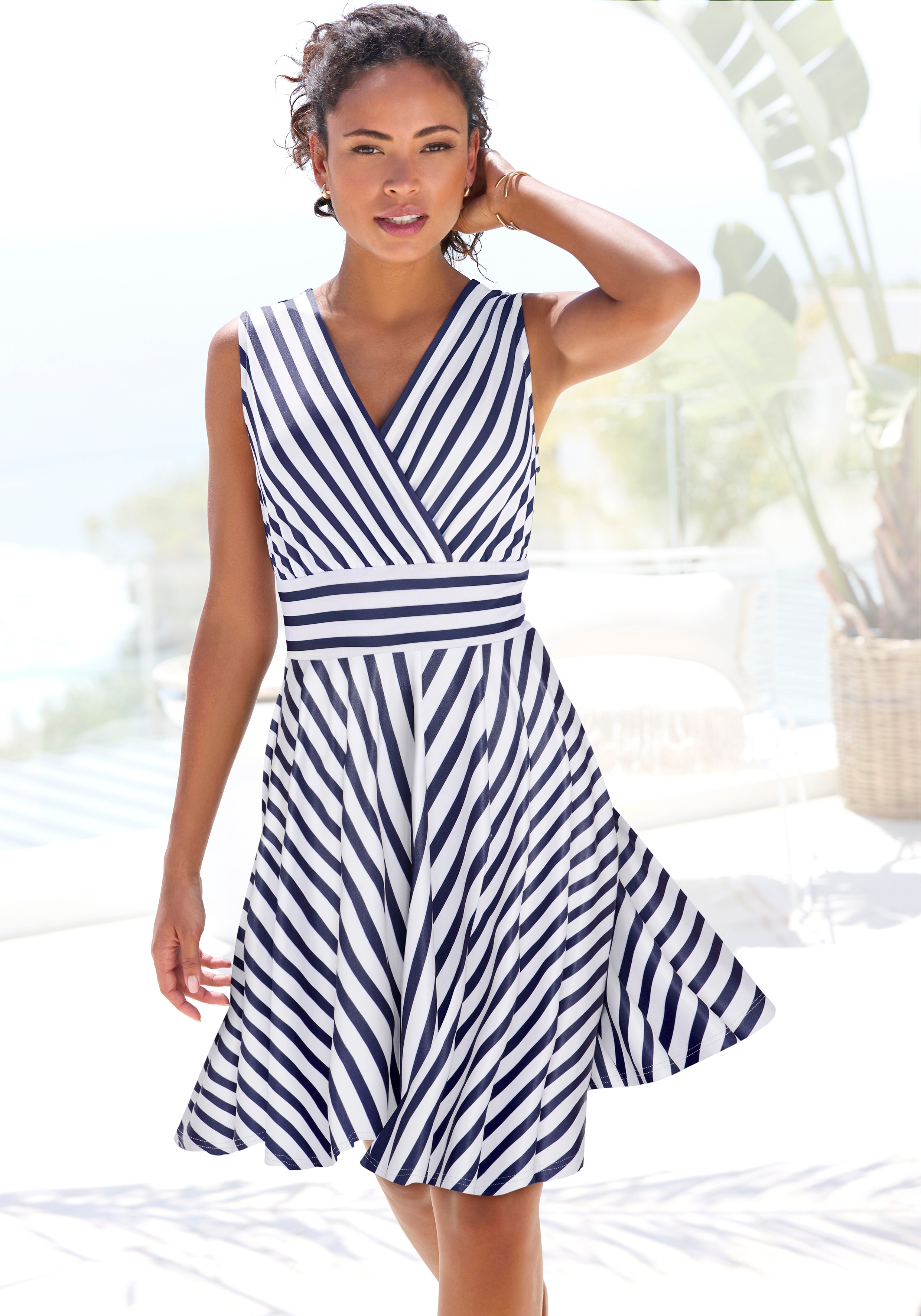 Sommerkleid LASCANA, Damen, Gr. 42, N-Gr, blau (marine, weiß, gestreift), Jersey, Obermaterial: 95% Polyester, 5% Elasthan, figurumspielend kniefrei, V-Ausschnitt, Kleider Sommerkleid, mit Streifenprint, Wickelkleid, tailliertes Minikleid, casual-chic