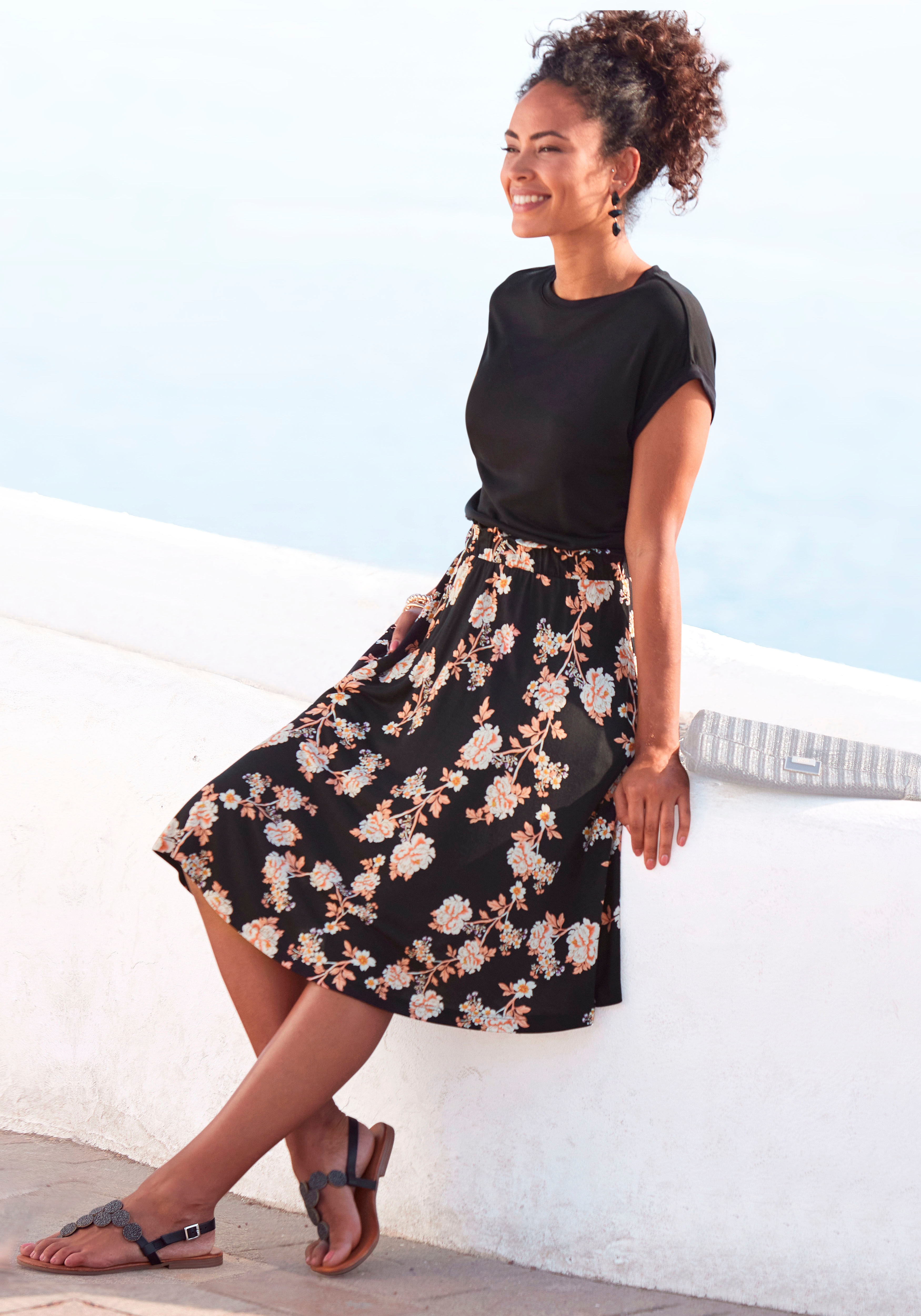 Jerseykleid LASCANA, Damen, Gr. 36, N-Gr, bunt (schwarz, orange, bedruckt), Jersey, Obermaterial: 100% Viskose, bedruckt, geblümt, figurbetont kniefrei, Rundhals, Aufschlag, Kleider Jerseykleid, mit bedrucktem Rock, kurzärmliges Sommerkleid, casual