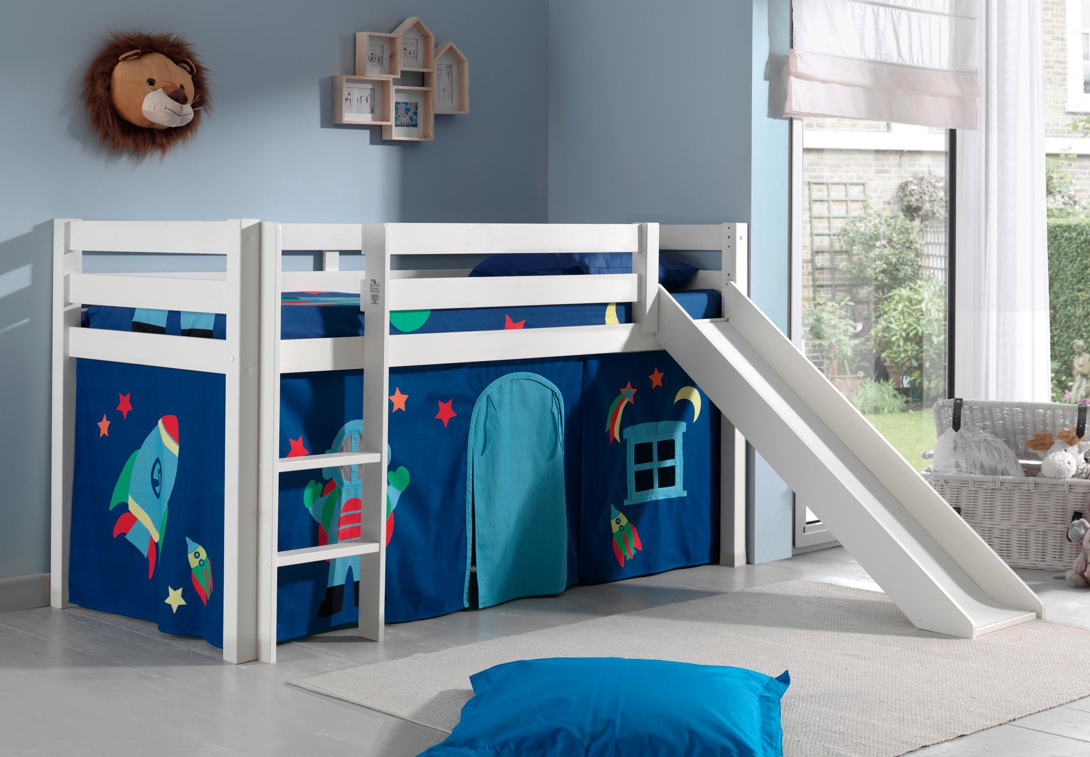 Hochbett VIPACK "Pino, Spielbett massiv Kiefer, stabil gebaut, 3 Korpusfarben zur Wahl", weiß (weiß lackiert, astronaut), B:218cm H:114cm L:210cm, Hochbetten, Hochbett, Textil-Set "Astronaut", inkl. Vorhang, mit oder ohne Tunnel