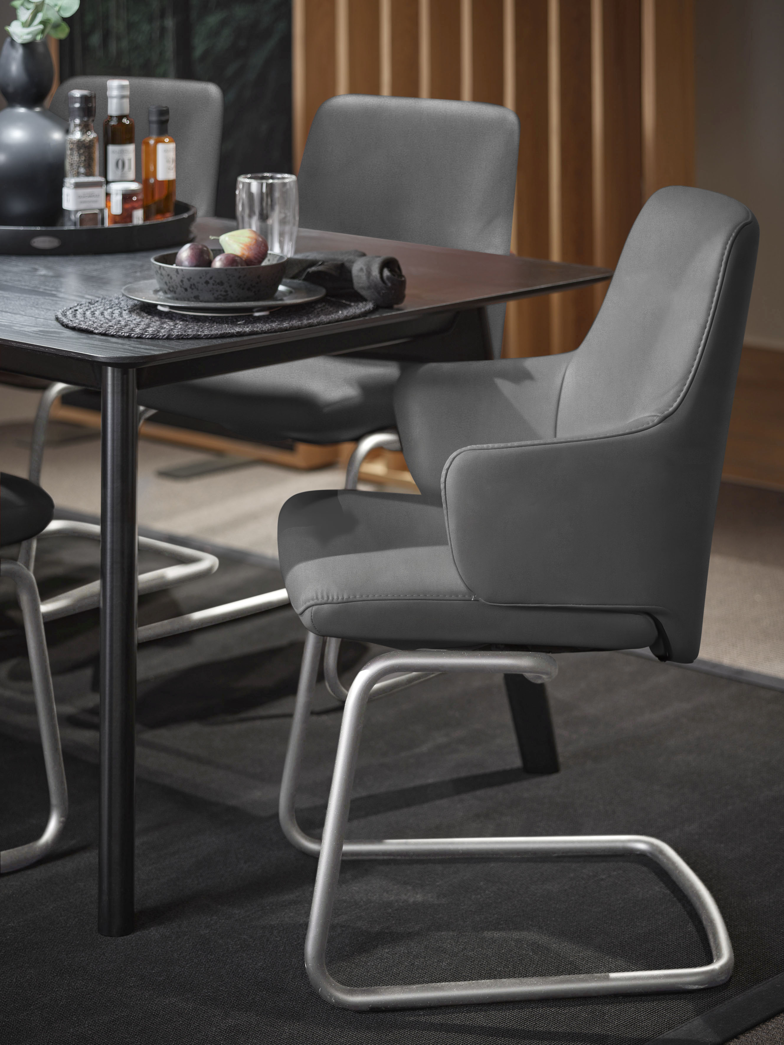 Polsterstuhl STRESSLESS "Laurel", grau (dunkelgrau dinamica, chrom glänzend), B:58cm H:92cm T:60cm, Microfaser DINAMICA (88% Polyester, 12% Polyurethan), Stühle, Polsterstuhl, Low Back mit Armlehne, Größe L, mit Beinen aus Stahl in Chrom glänzend