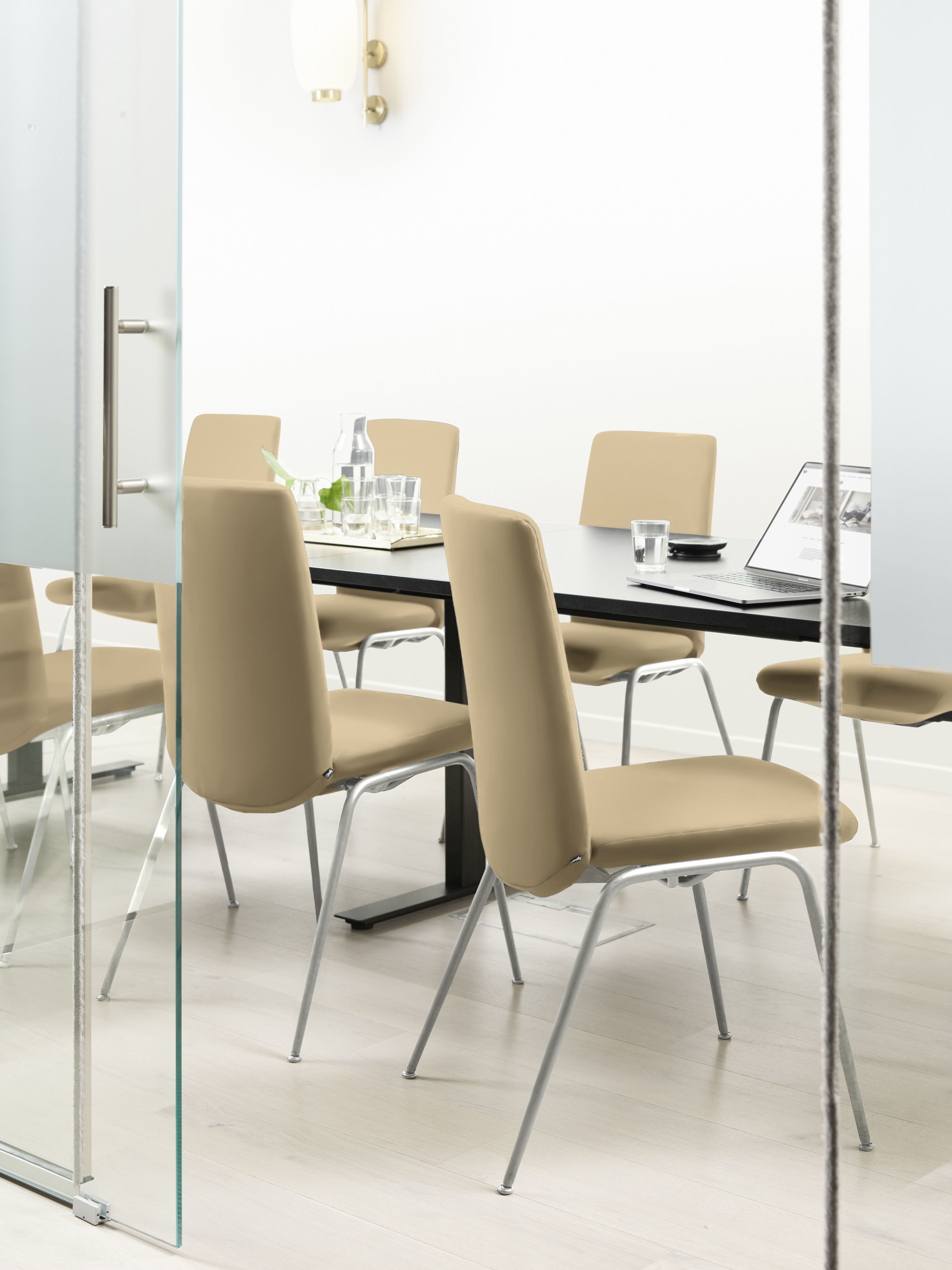 Polsterstuhl STRESSLESS "Laurel", beige (sand paloma, schwarz matt), B:57cm H:92cm T:59cm, Leder PALOMA: PALOMA ist ein durchgefärbtes Semianilin-Möbelleder mit natürlicher Narbung., Stühle, Low Back, Größe M, mit Beinen aus Stahl in Schwarz matt Image