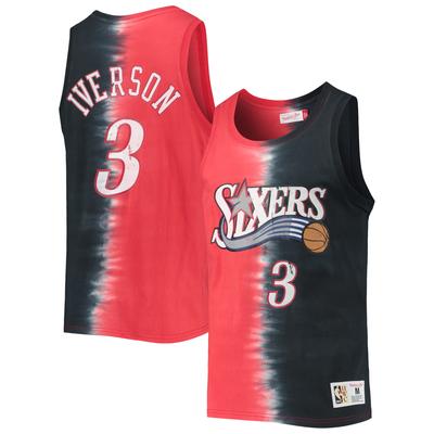 Mitchell & Ness Allen Iverson Rot/Schwarz Philadelphia 76ers Hardwood Classics Tie-Dye Tanktop mit Namen und Nummer für Herren Image