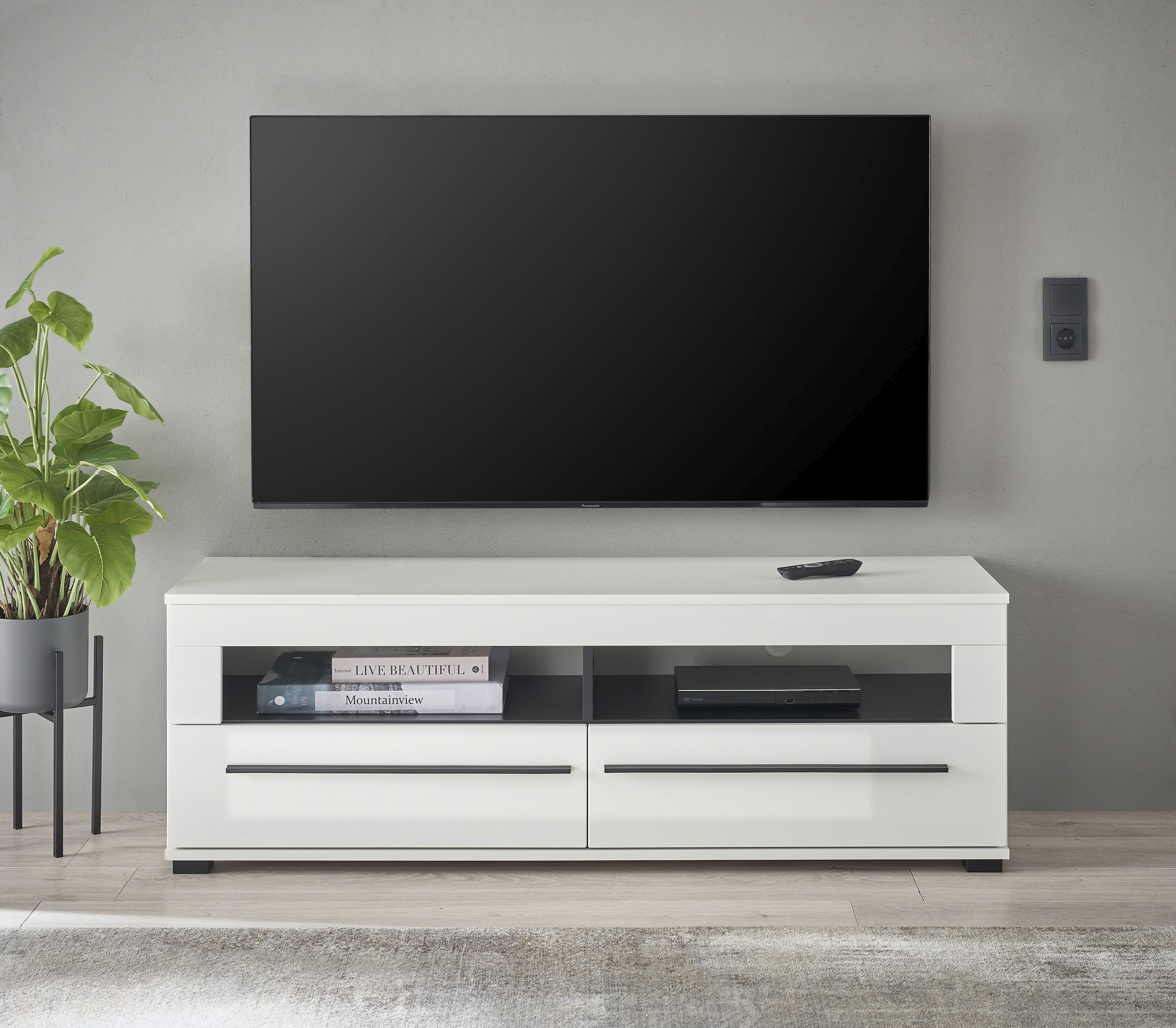 Lowboard INOSIGN "modernes TV-Unterteil, Kommode in Eiche Evoke oder weiß", weiß (weiß, weiß hochglanz), B:140cm H:47cm T:42cm, FSC-zertifizierter Holzwerkstoff, Sideboards, Lowboard, schwarze Stangengriffe, ausreichend Stauraum, vielseitig einsetzbar