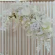 Rangée de fleurs artificielles de mariage blanches décor d'arrière-plan suspendu arc de fête