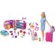 Barbie FXG90 - Camper und Puppe Spielset mit Chelsea-Puppe, Hündchen, Auto, Wohnwagen, Feuerstelle, Gitarre und 10 Zubehörteilen & FWV25 - Barbie Travel Puppe mit Hündchen, aufklappbarem Koffer