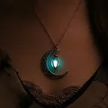 Collier pendentif croissant de lune lumineux dans la nuit chaîne en pierre de lune scintillante