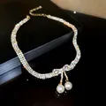 Collier Ras du Cou avec Trois Rangées de Strass pour Femme Bijou de Luxe avec Perle en Or Papillon