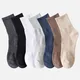 Chaussettes en coton confortables pour hommes couleurs unies noir blanc marron design de dessus