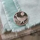 Pendentif de groupe de poissons de lune et de baleine collier d'étiquette ronde de document en