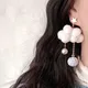 Boucles d'oreilles asymétriques en nuage blanc simples faites à la main jolis nuages blancs