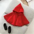 Manteau d'hiver à capuche rouge pour enfants Poncho et châle pour filles avec pompon en dentelle