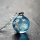 Collier pendentif boule ronde en résine transparente chic pour femme lune nuage bleu ciel et