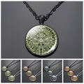 Collier Totem Maya avec Calendrier Aztèque Long Pendentif en Verre Cartouches Bijoux à la Mode