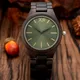 Montre en bois rétro pour hommes cadran vert avec clous en or entièrement en ébène bracelet