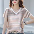 TuangBiang 2023 D'été Perle Tissu Rayures Kaki Coton T-Shirt Femmes Patchwork Col V T-Shirt