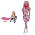 Barbie HGP29 - Chelsea Puppe (blond) im Rollstuhl, mit Rock und Sonnenbrille & HBV21 - Fashionistas Puppe (Pinke Haare) im Schulterfreien Blumen-Kleid mit lila Bein-Prothese und weißen Sneakern