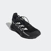 Wanderschuh ADIDAS TERREX "TERREX VOYAGER 21 TRAVEL", Gr. 43, schwarz-weiß (core schwarz, chalk weiß, grau two), Synthetik, Textil, sportlich, Schuhe