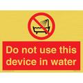 Schild mit Aufschrift"Do not use this device in water", 200 x 150 mm, A5L