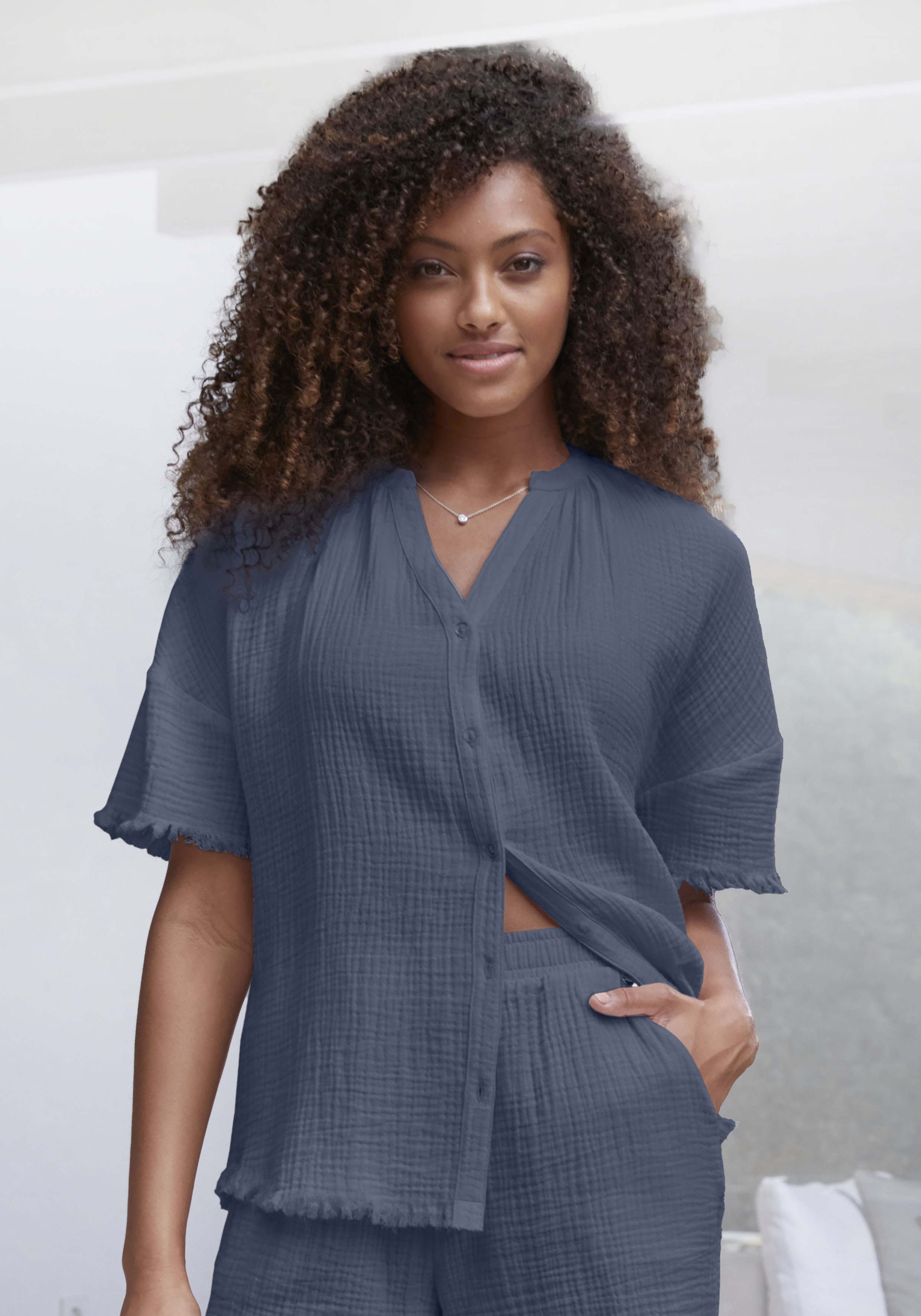 Pyjamaoberteil S.OLIVER, Damen, Gr. 34, blau (dunkelblau), Obermaterial: 100% Baumwolle, unifarben, bequem hüftlang, V-Ausschnitt, weit leicht ausgefranste Kante, Shirts, aus gewebtem Musselinstoff Image