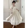 Robe Blanche Élégante à Col Carré pour Femme Manches Bouffantes à Volants Chic Vintage Maxi