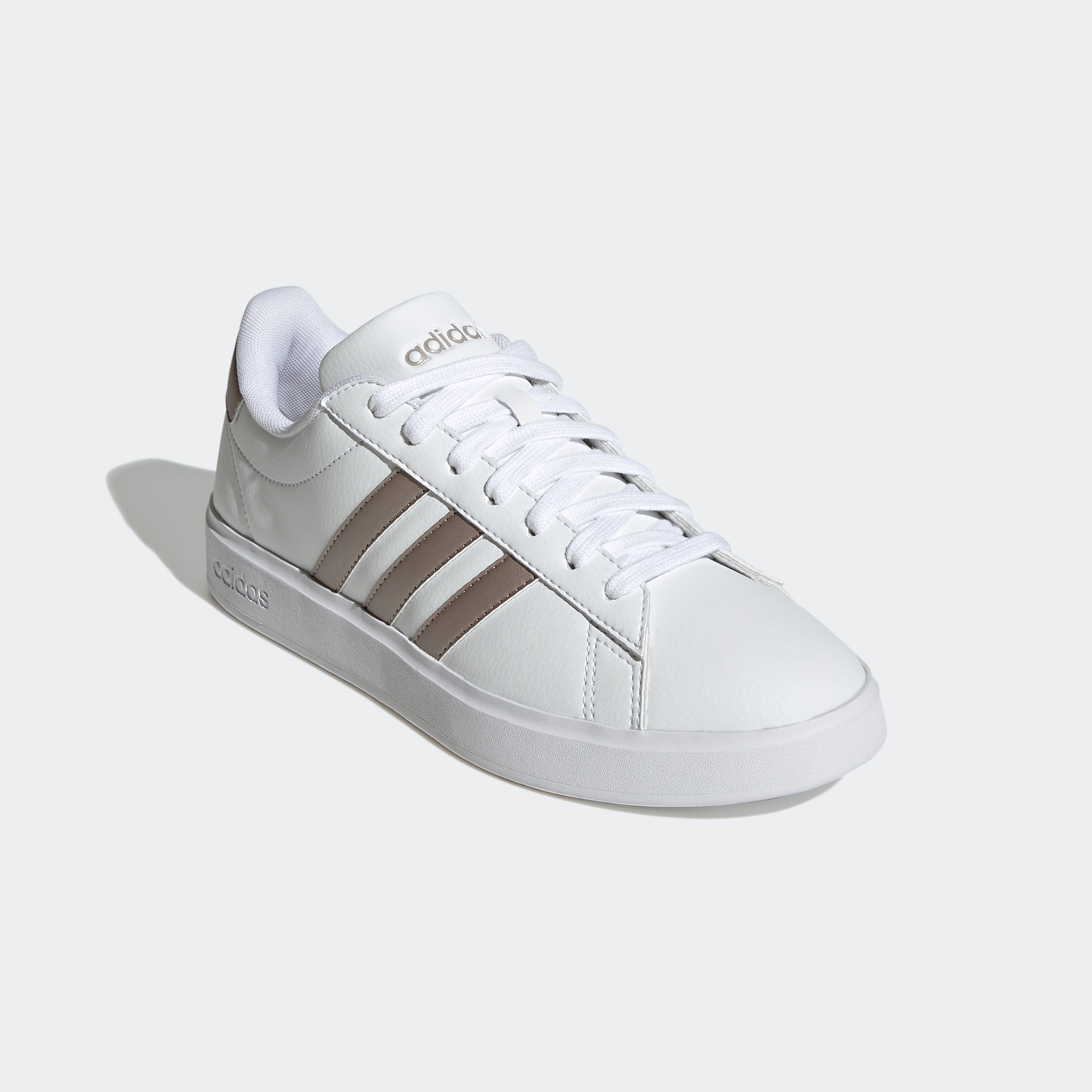 Sneaker ADIDAS SPORTSWEAR "GRAND COURT CLOUDFOAM LIFESTYLE COURT COMFORT", Damen, Gr. 38, weiß (cloud weiß, platin metallic, platin metallic), Synthetik, Schuhe Sneaker, Design auf den Spuren des adidas Superstar