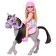 Barbie Chelsea und Pony Puppe und Pony - Aufsatteln zur Spielzeit für sicheres Sitzen auf dem Pferd, rosa Sattel und Steigbügeln, inklusive Helm und süßem Karo-Kleid, für Kinder ab 3 Jahren, HTK29