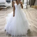 Robe de mariée de princesse col en v jupe en Tulle à plusieurs niveaux personnalisée blanche