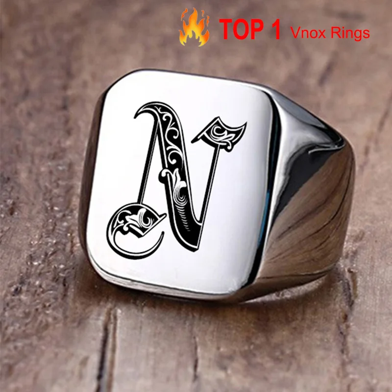 Vnox Retro Iniziali Anello con sigillo per uomo 18mm Bulky Heavy Stamp Fascia maschile Lettere in acciaio inossidabile Gioielli personalizzati Regalo per lui