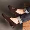 Mode Slipper Männer Schuhe Quasten Hochzeits feier täglich Retro runde Zehen Quaste Faux Wildleder einfarbige Kleid Schuhe Größe 38-48