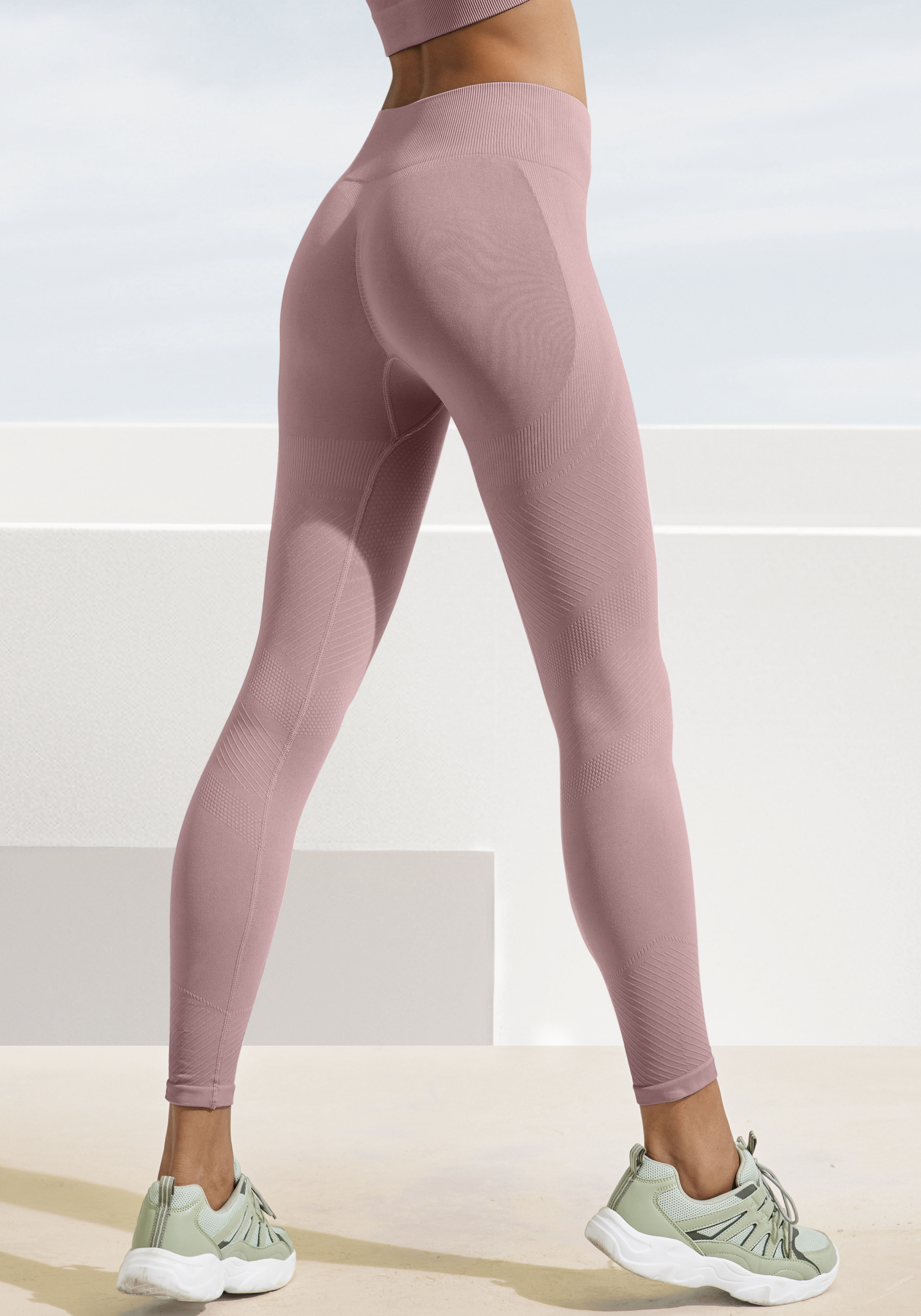 Seamless Leggings LASCANA "Po Push Up", Damen, Gr. L (44/46), N-Gr, lila (mauve), Obermaterial: 93% Polyamid, 7% Elasthan, unifarben, figurbetont lang, Hosen, mit Rippstruktur und Shapingeffekt, Sporthose, Sportleggings Image