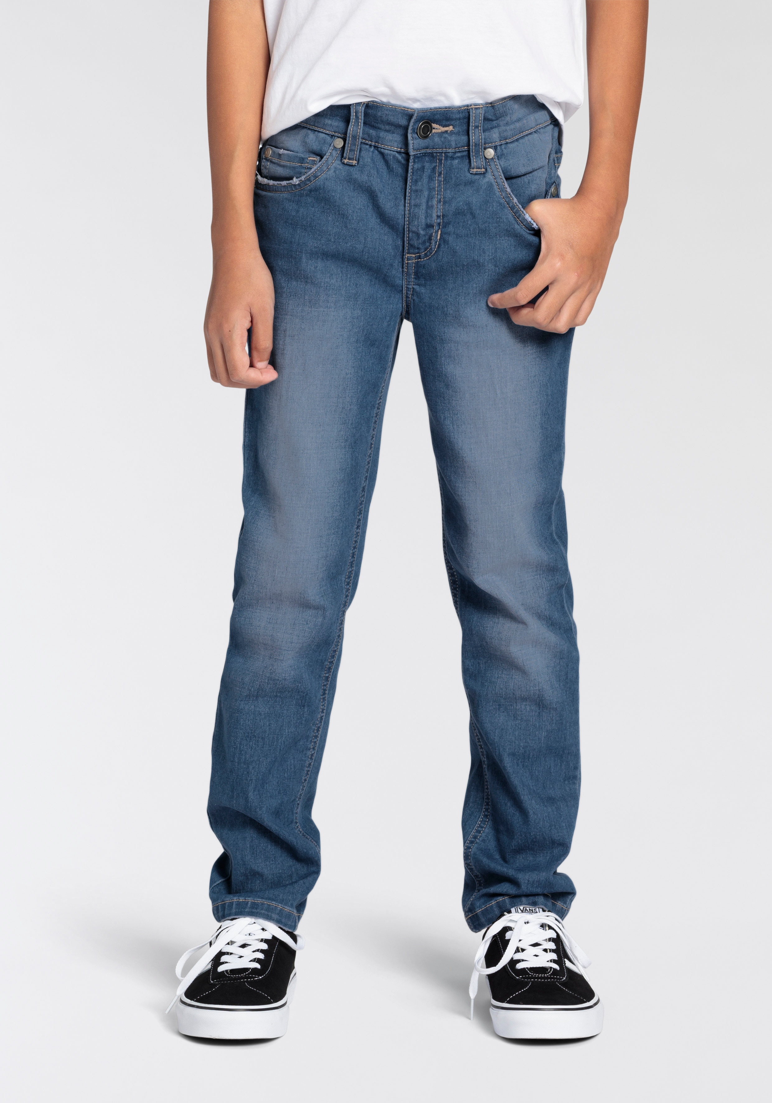 Stretch-Jeans DELMAO "Straight-fit Jeans für Jungen", Jungen, Gr. 140, N-Gr, blau (blau stone), Denim/Jeans, Obermaterial: 58% Baumwolle, 40% Polyester, 2% Elasthan, comfort fit lang, Jeans, elastisches Material, Used-Look-Waschung, niedrige Leibhöhe Image