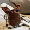 Sac seau à nœud pour femmes sac à bandoulière tissé givré sac à main cylindrique 3D joli chocolat