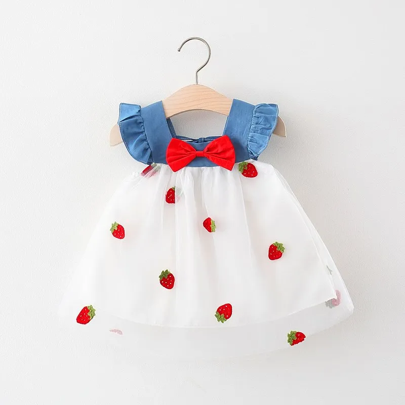 Sommer Neue Mädchen Kleine Fliegen Sleeve Kleid kinder Bogen Erdbeere Stickerei Mesh Gespleißt Denim Prinzessin Kleid Image