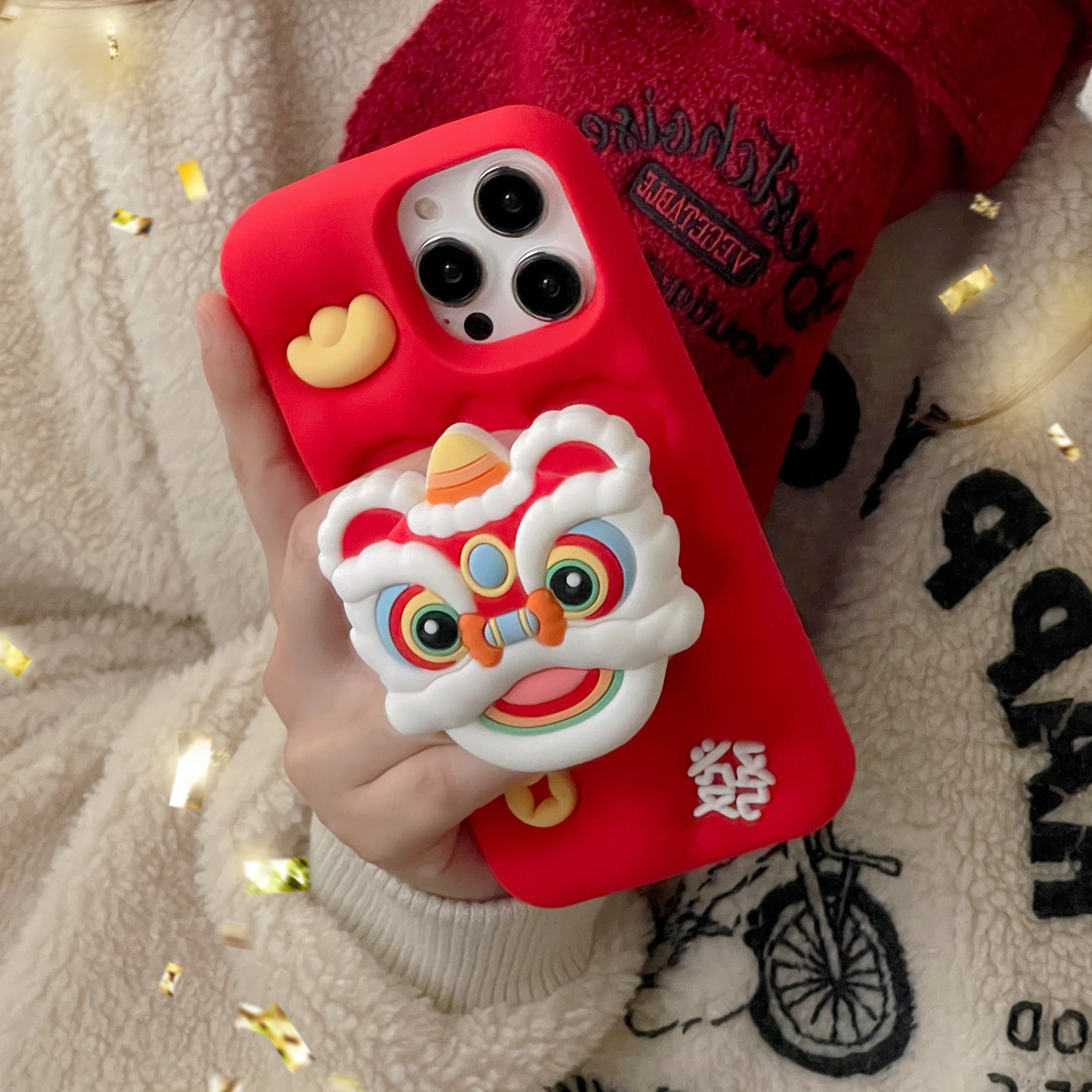 3d niedliche klappbare Halterung chinesische Neujahrs löwe rot weiche Gummi hülle für iPhone 15 14 13 12 11 Pro Max Glücks wörter Ständer abdeckung Image