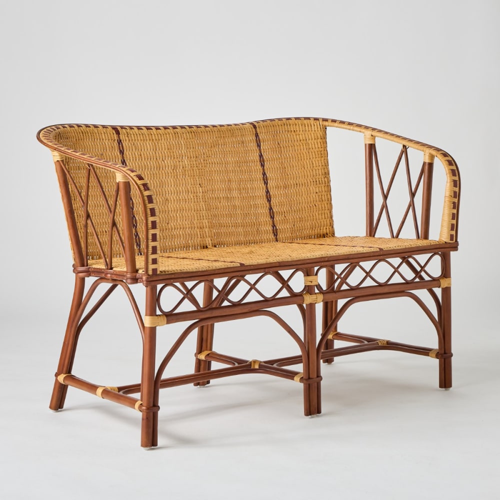 Banquette canapé en rotin beige et liseré rouge