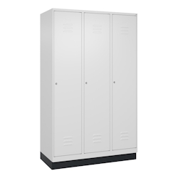 C+P Spind Classic PLUS, Sockel, 3 Abteile, HxBxT 195x120x50cm, Zylinderschloss, Verkehrsweiß von PROREGAL Image