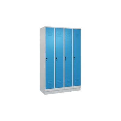 C+P Spind Classic PLUS, Sockel, 4 Abteile, HxBxT 195x120x50cm, Sicherheitsdrehriegel, Hellgrau/Lichtblau von PROREGAL Image