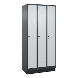 C+P Spind Classic PLUS, Sockel, 3 Abteile, HxBxT 195x90x50cm, Sicherheitsdrehriegel, Anthrazit/Hellgrau von PROREGAL Image
