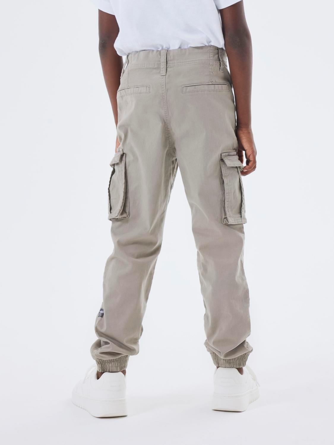 Cargohose NAME IT "NKMRYAN – Hose mit Cargo- und Seitentaschen", Jungen, Gr. 128, N-Gr, grau (elephant skin), Twill, Obermaterial: 98% Baumwolle, 2% Elasthan, unifarben, regular fit knöchellang, Hosen, unifarben, casual, regular fit, Twill Image
