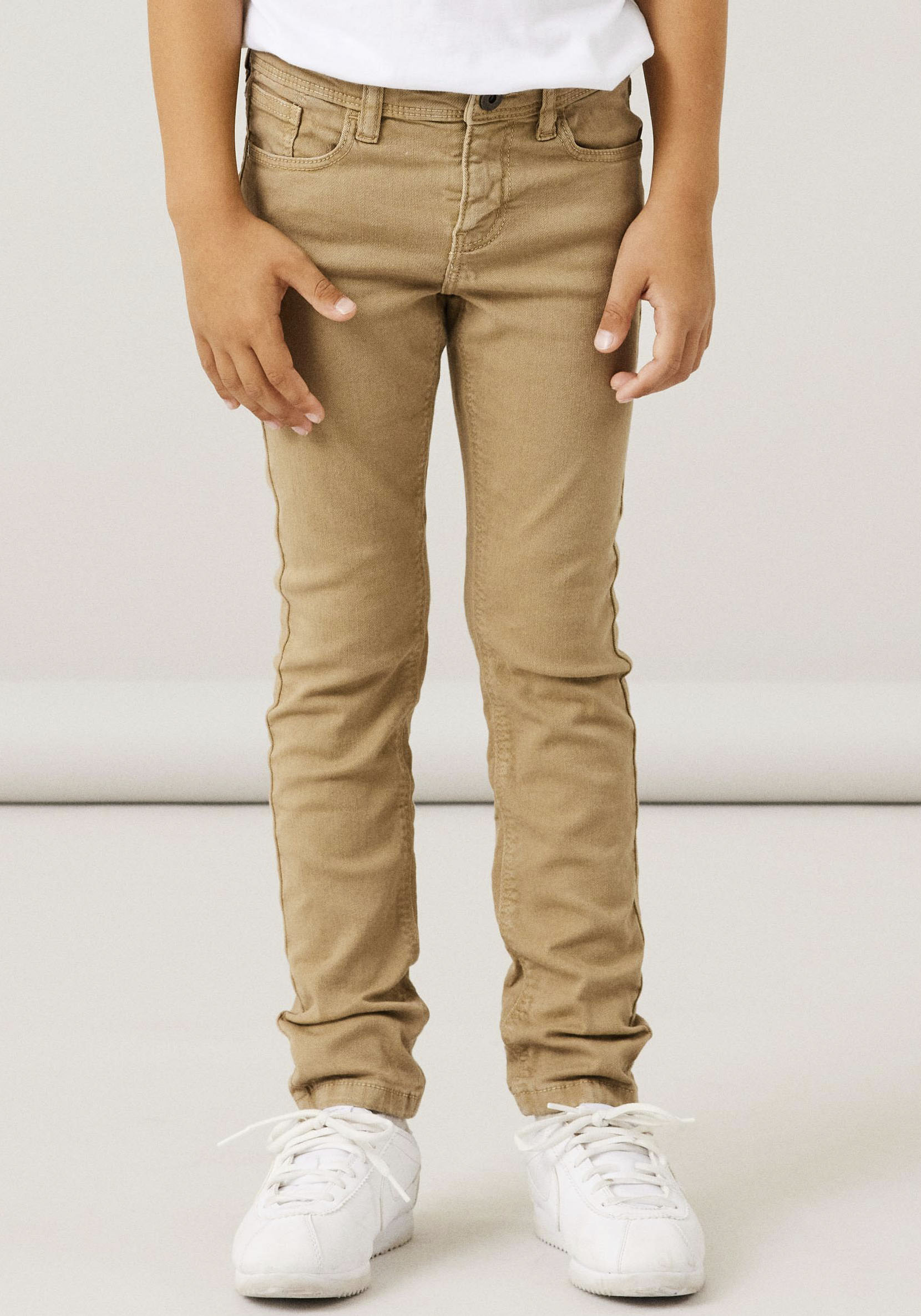 Röhrenhose NAME IT "NKMTHEO für Jungen mit verstellbarem Bund und schmaler Silhouette", Jungen, Gr. 92, N-Gr, braun (kelp), Twill, Obermaterial: 98% Baumwolle, 2% Elasthan, unifarben, Modisch, slim fit knöchellang, Hosen, slim fit, Twill,... Image