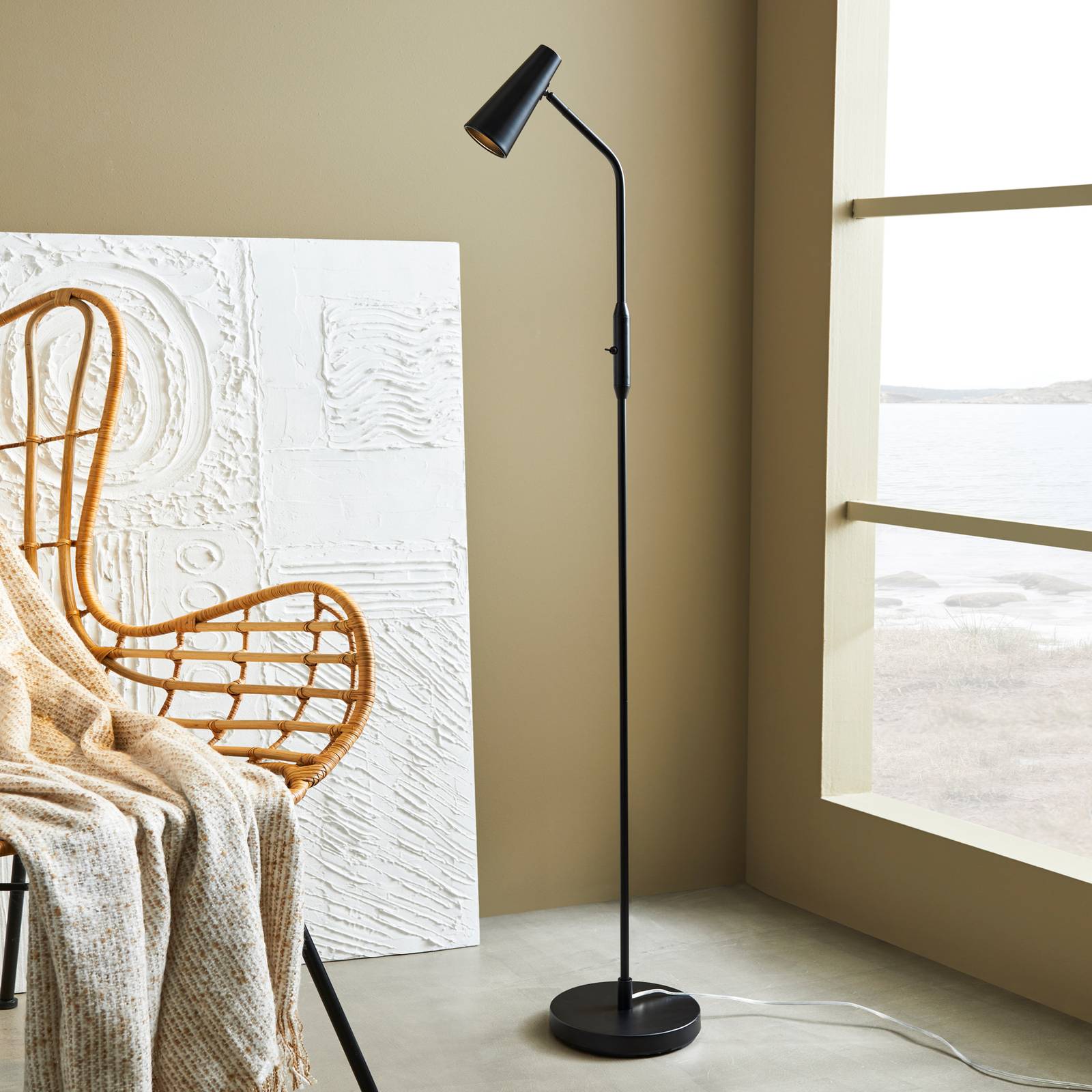 Markslöjd Stehlampe Crest, schwarz, für Wohn- / Esszimmer, Metall, Modern, Stehlampe