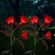 Lumières solaires de roses de jardin, décorations de cimetière de roses à LED réalistes, lumières sur piquet pour jardin, cour, cour et tombe décoratives, imperméables (rouge, avec 3 capitules lumineux)