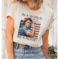 Damen T Shirt 100% Baumwolle Buchstabe Nationalflagge Täglich Wochenende Schwarz Kurzarm Vintage Modisch Rundhalsausschnitt Rosie the Riveter Shirt In A World Be A Rosie Shirt Strong Women Shirt