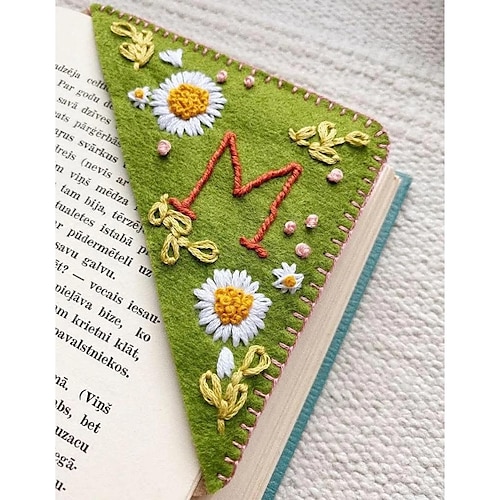 personalisiertes handbesticktes Ecklesezeichen, 26 Buchstaben niedliche Blumenbuchstaben-Sticklesezeichen, handgefertigtes Filz-Dreieck-Seiteneck-Lesezeichen, Filz-Dreieck-Lesezeichen, Lesezeichen für Buchliebhaber Image