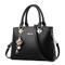 Elegante weiße Damenhandtasche aus Kunstleder mit goldenen Beschlägen und floralem Charme – stilvolle Schultertasche für den täglichen Gebrauch und besondere Anlässe